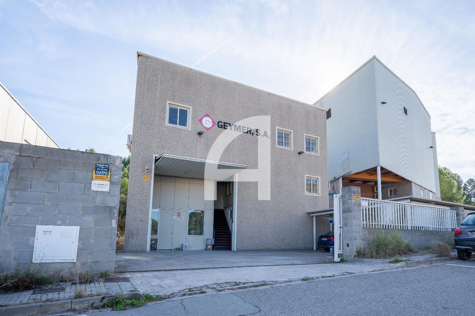 Vista exterior de Nau industrial en venda en El Papiol amb Alarma