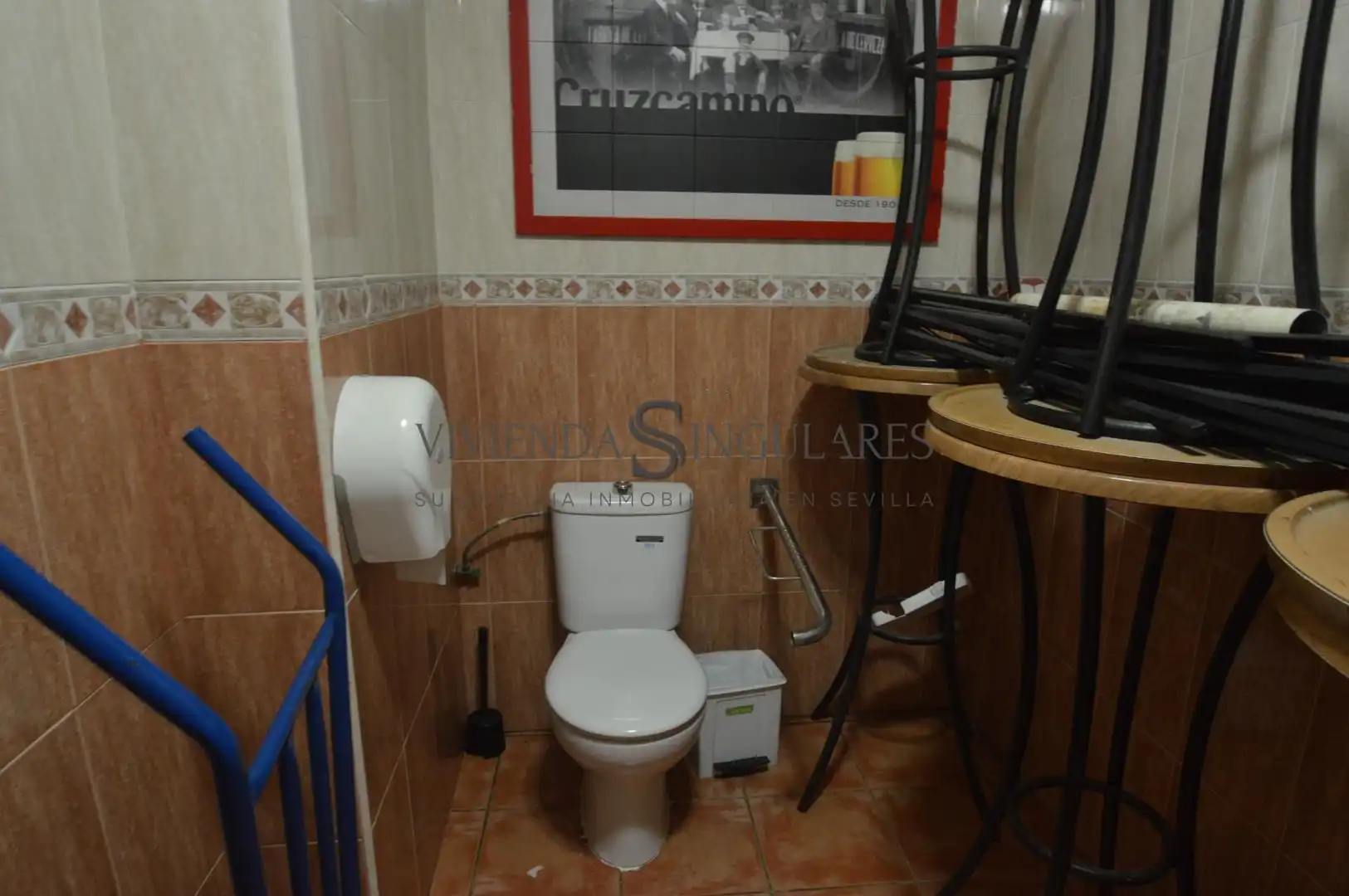 Baño de Local de alquiler en Sevilla con Aire acondicionado y Amueblado