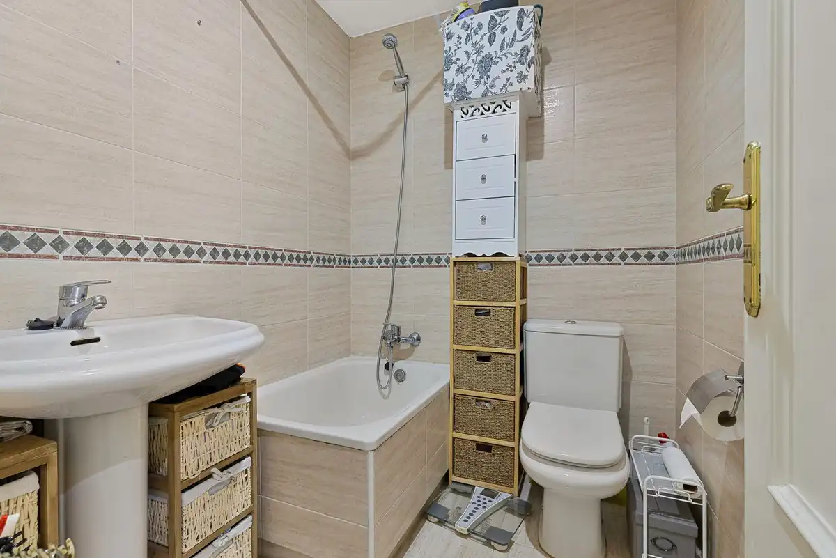 Badezimmer von Wohnungen zum Verkauf in Estepona mit Klimaanlage, Terrasse und Abstellraum