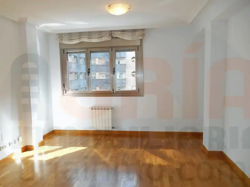 Schlafzimmer von Wohnung zur Miete in Oviedo  mit Heizung, Abstellraum und Ofen