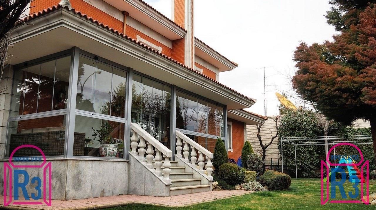 Vista exterior de Casa o xalet en venda en León Capital  amb Calefacció