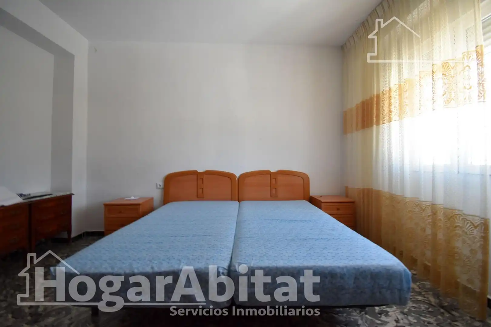 Schlafzimmer von Dachboden zum Verkauf in Oliva mit Terrasse und Möbliert