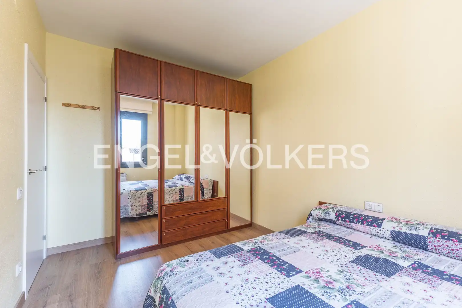 Bedroom of Flat for rent in Esplugues de Llobregat  with Air Conditioner, Heating and Parquet flooring