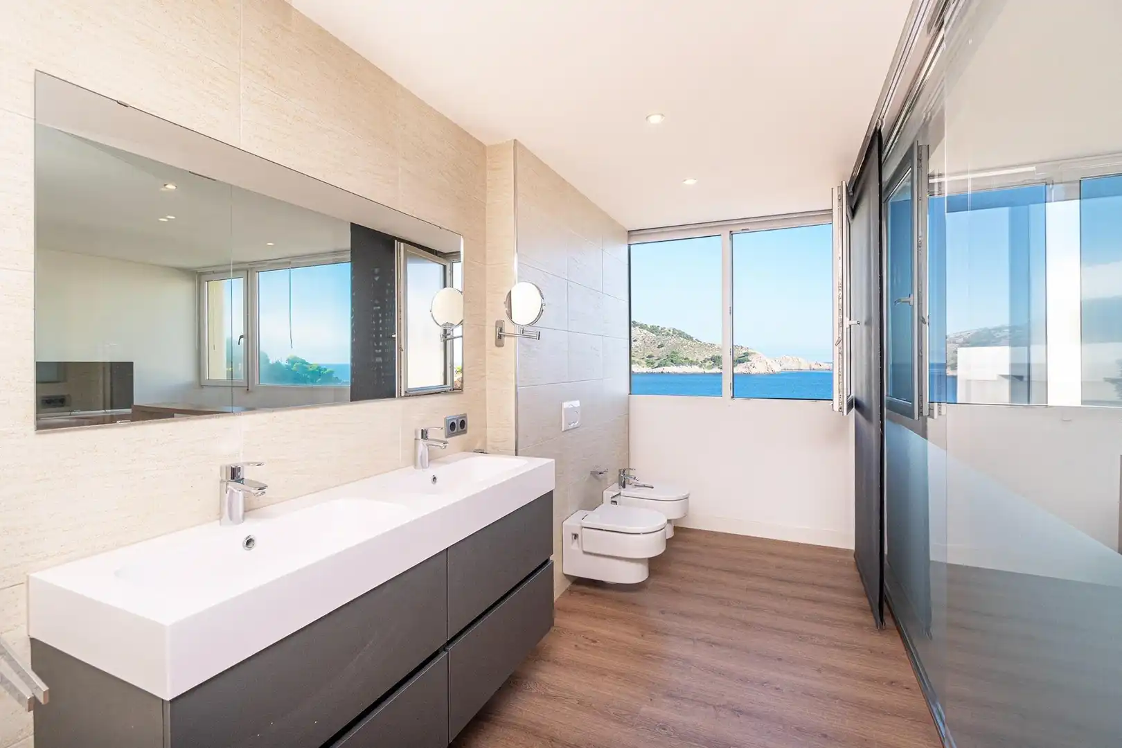 Badezimmer von Einfamilien-Reihenhaus zum Verkauf in Capdepera mit Klimaanlage, Privatgarten und Terrasse