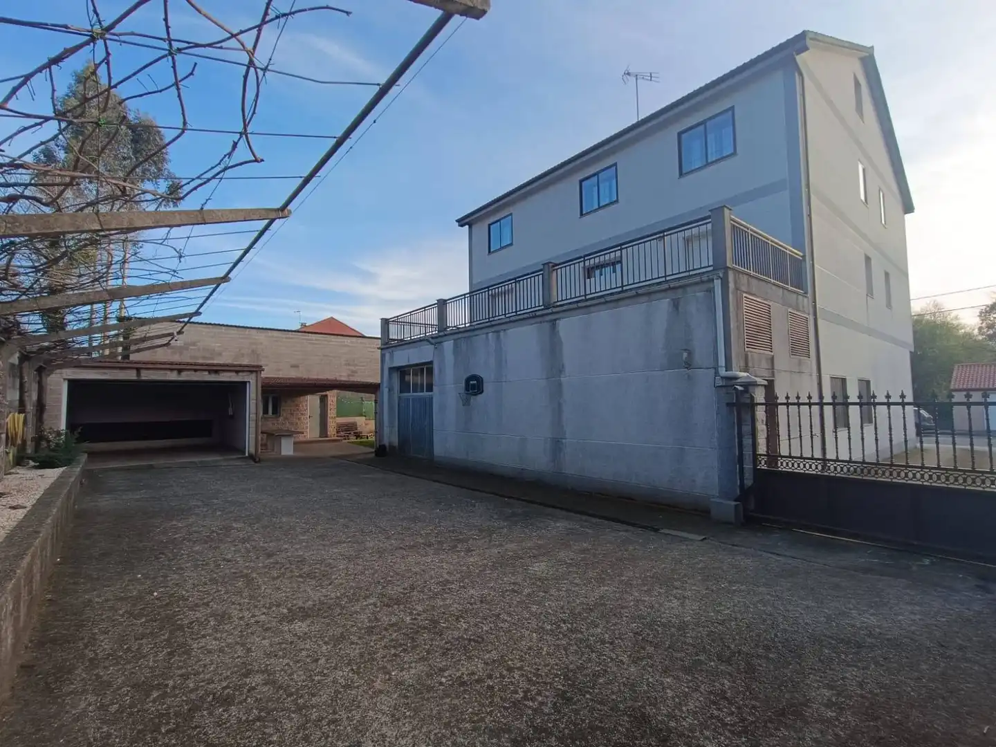 Außenansicht von Wohnung zum Verkauf in Touro mit Privatgarten, Terrasse und Abstellraum