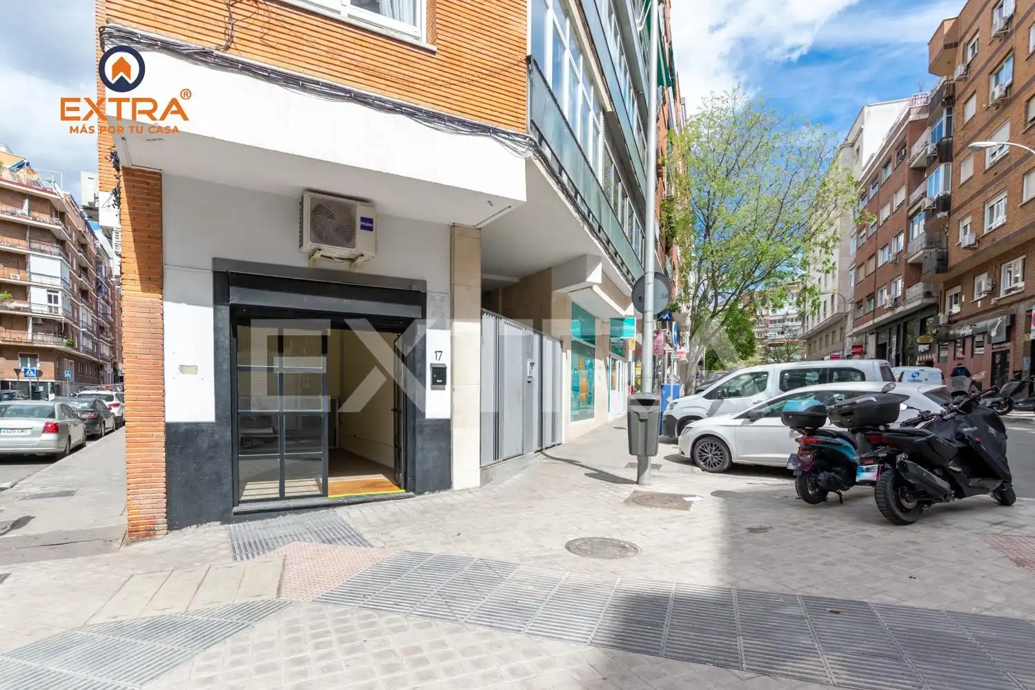 Vista exterior de Local en venda en Madrid amb Aire condicionat