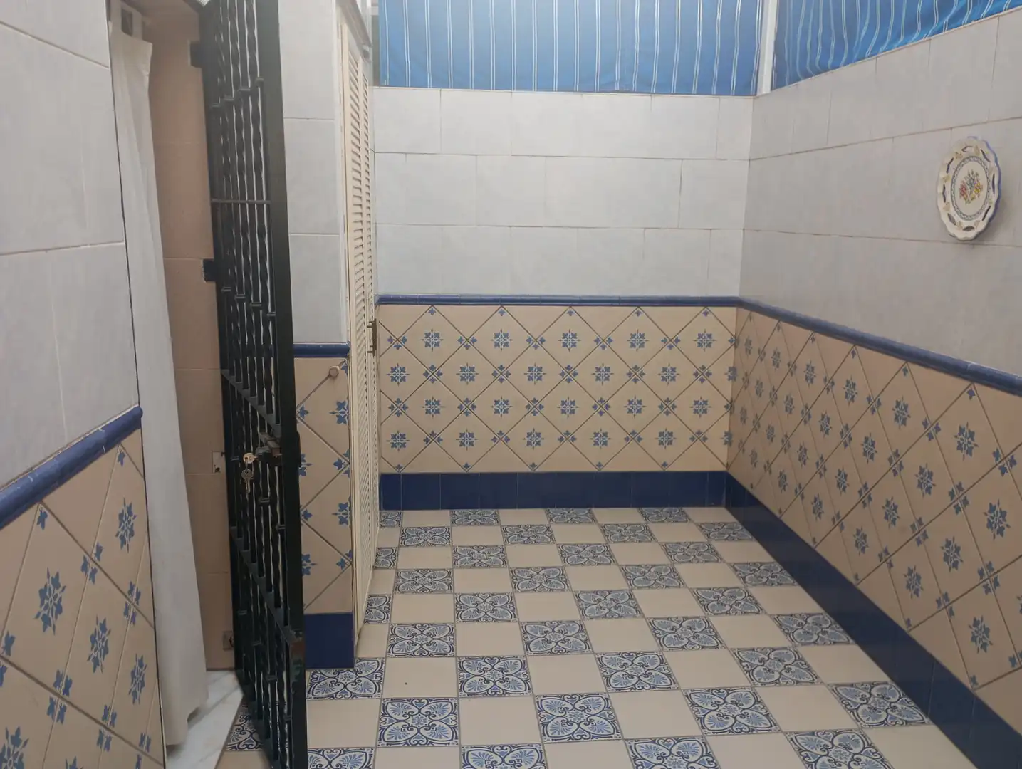 Badezimmer von Einfamilien-Reihenhaus zur Miete in La Algaba mit Klimaanlage, Terrasse und Abstellraum