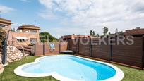 Piscina de Casa adosada en venda en Sant Cugat del Vallès amb Aire condicionat, Calefacció i Jardí privat