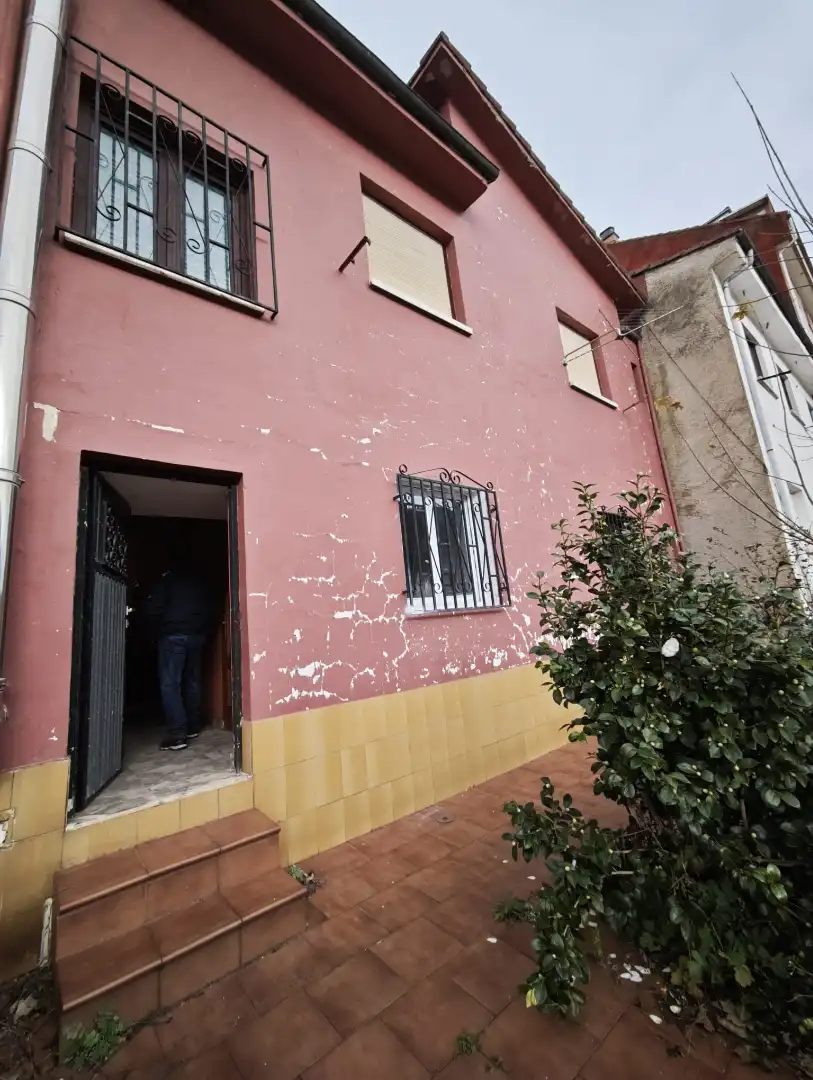 Vista exterior de Casa adosada en venda en Aller amb Calefacció, Parquet i Terrassa