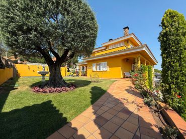 Chalet con balcón en venta en Roure