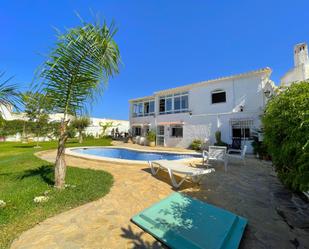 Jardí de Casa o xalet en venda en Nerja amb Aire condicionat, Terrassa i Piscina