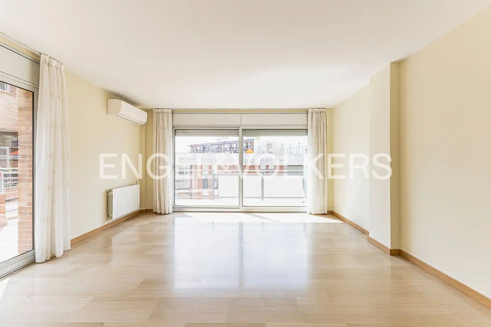 Wohnzimmer von Einfamilien-Reihenhaus zum Verkauf in Barcelona mit Heizung