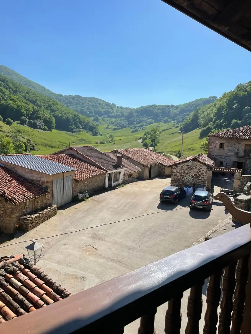 Vista exterior de Casa adosada en venta en Polaciones con Amueblado, TV y Balcón