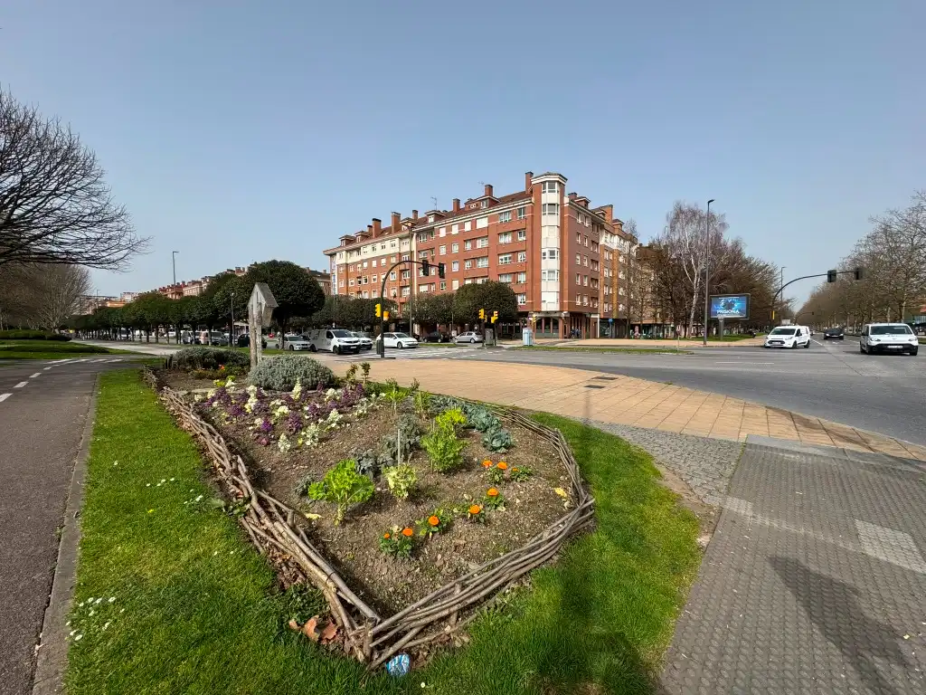 Vista exterior de Pis en venda en Gijón  amb Calefacció, Parquet i Traster