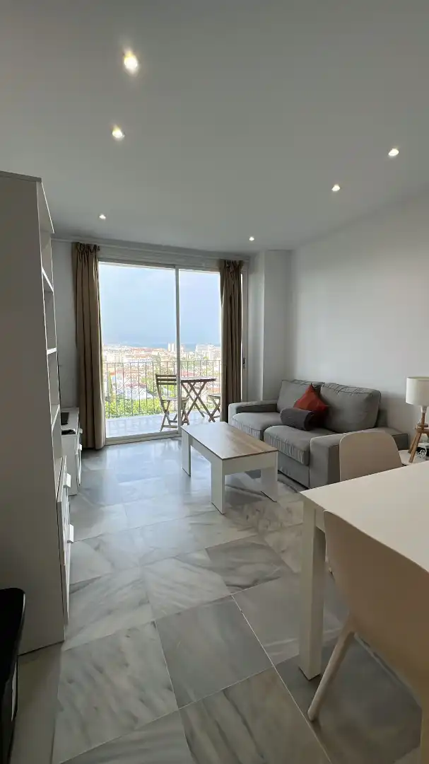 Sala de estar de Apartamento de alquiler en Torremolinos con Aire acondicionado, Terraza y Amueblado