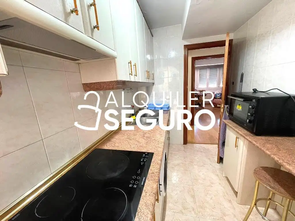 Cuina de Pis de lloguer en Madrid amb Calefacció i Moblat