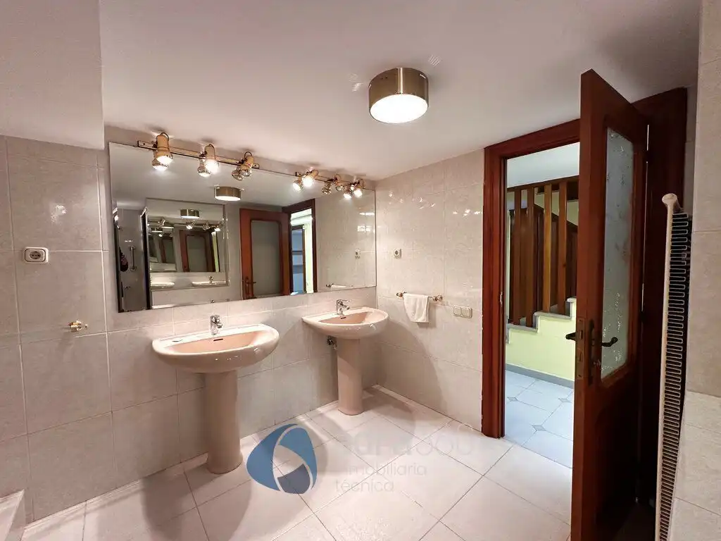 Bathroom of Houses for sale in Lardero  with Air Conditioner, Heating and Private garden