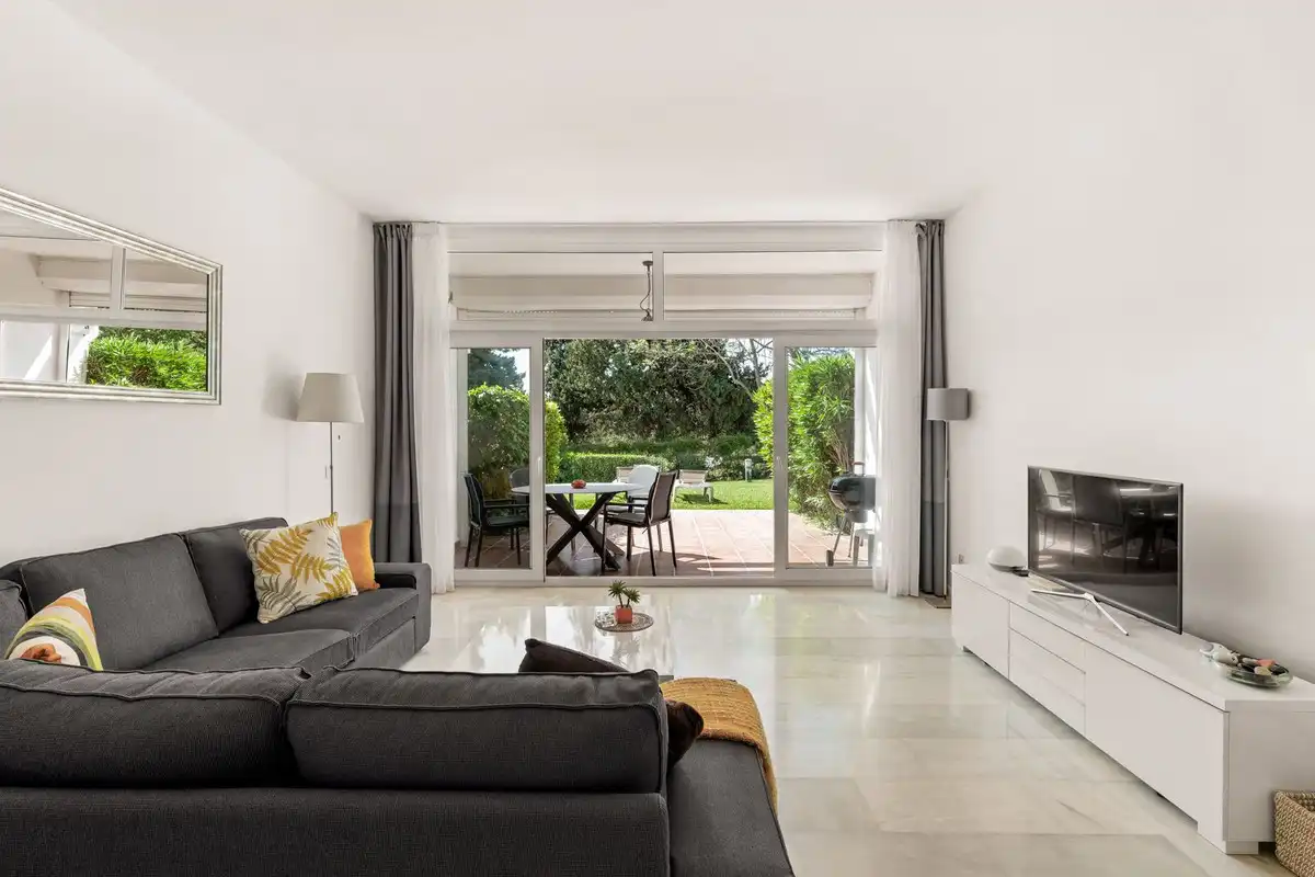 Wohnzimmer von Einfamilien-Reihenhaus zum Verkauf in Marbella mit Klimaanlage, Privatgarten und Terrasse