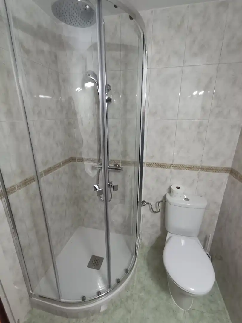 Baño de Piso para compartir en Madrid con Amueblado, Lavadora y Microondas