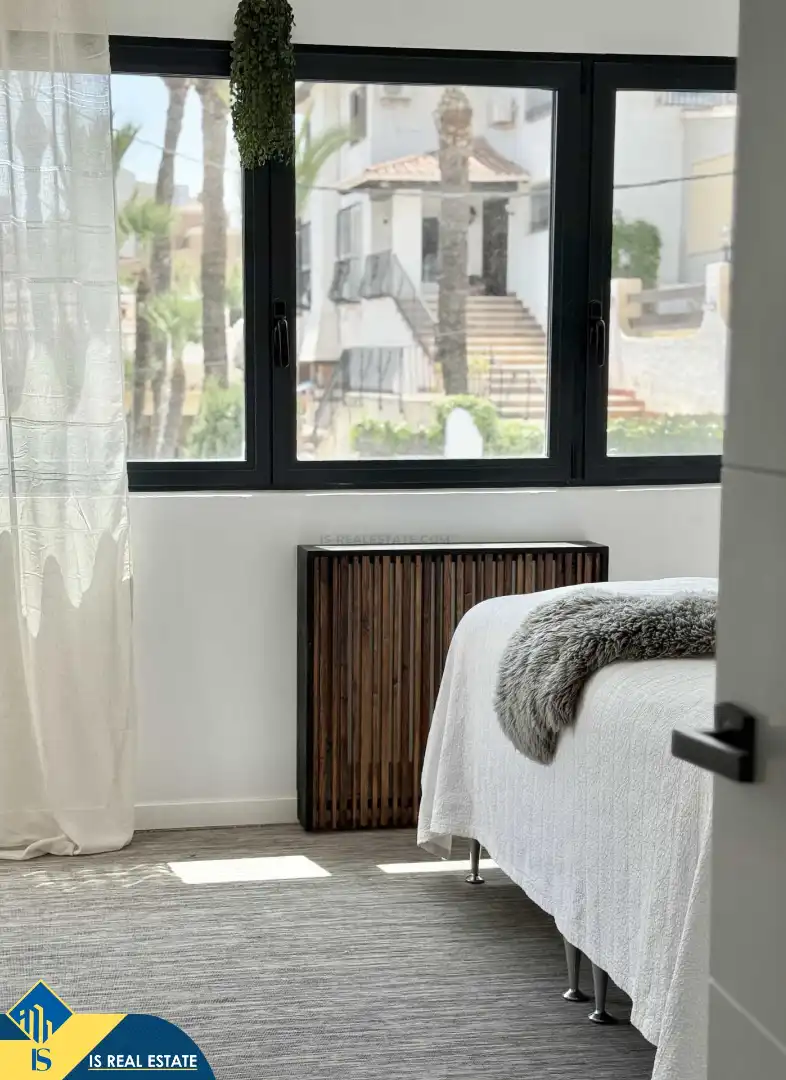Dormitori de Casa o xalet en venda en Alicante / Alacant amb Terrassa, Piscina i Moblat