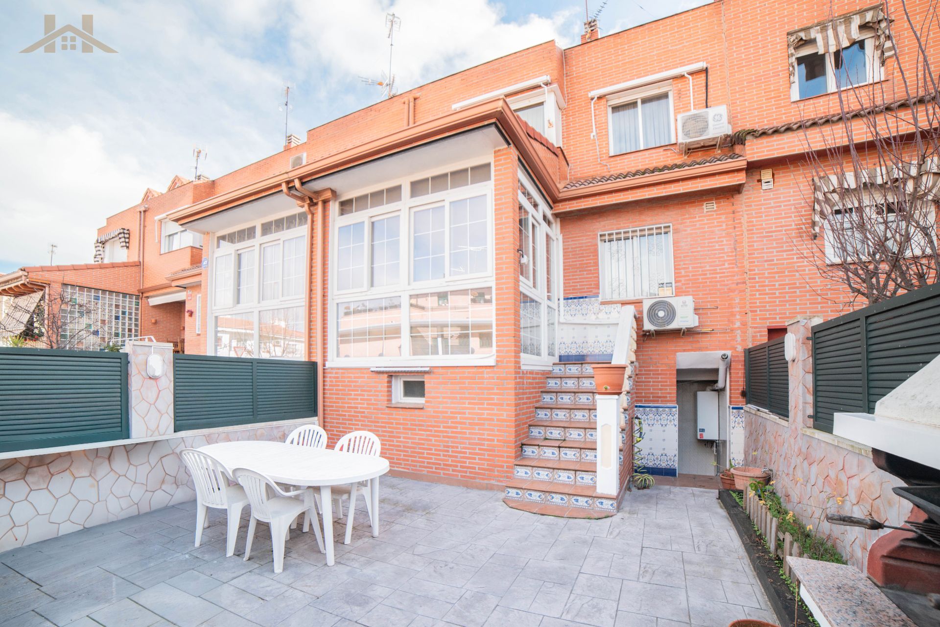 Exterior view of Single-family semi-detached for sale in Villaviciosa de Odón  with Air Conditioner, Heating and Private garden