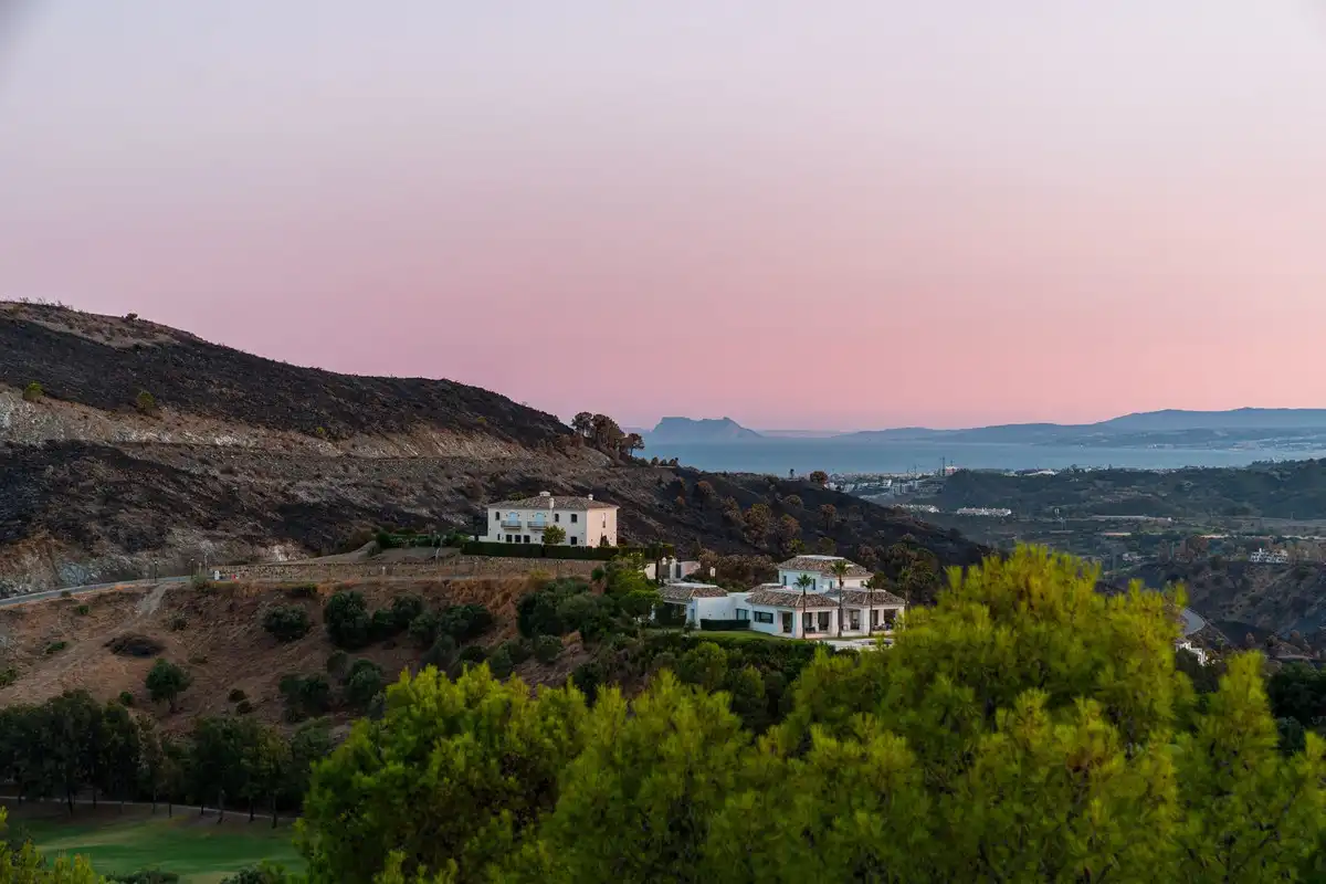 Vista exterior de Casa o xalet en venda en Benahavís amb Aire condicionat, Terrassa i Moblat