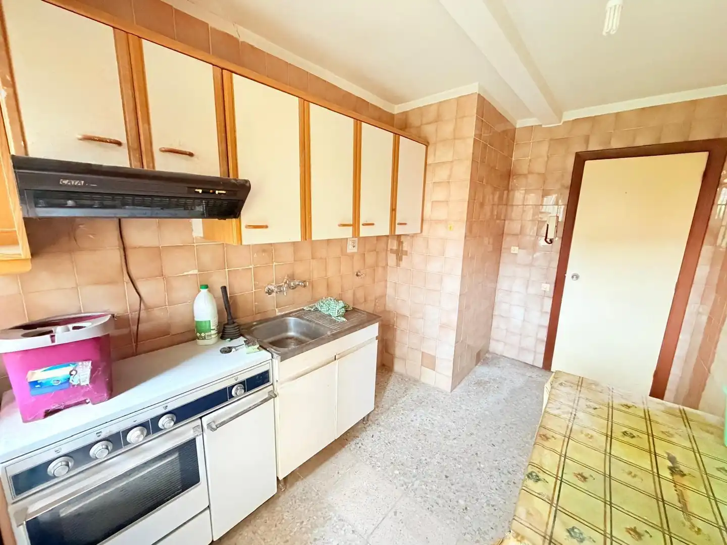 Cuina de Pis en venda en Oviedo  amb Jardí privat, Terrassa i Balcó