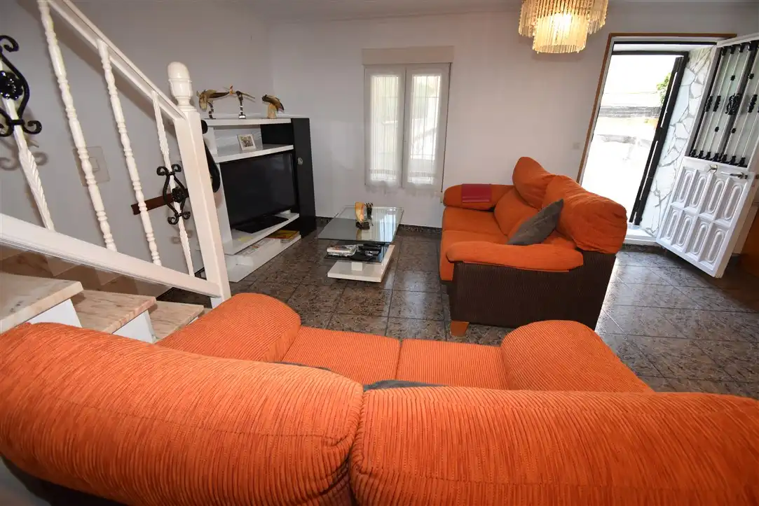 Sala de estar de Casa adosada en venta en Noja con Calefacción, Terraza y Amueblado