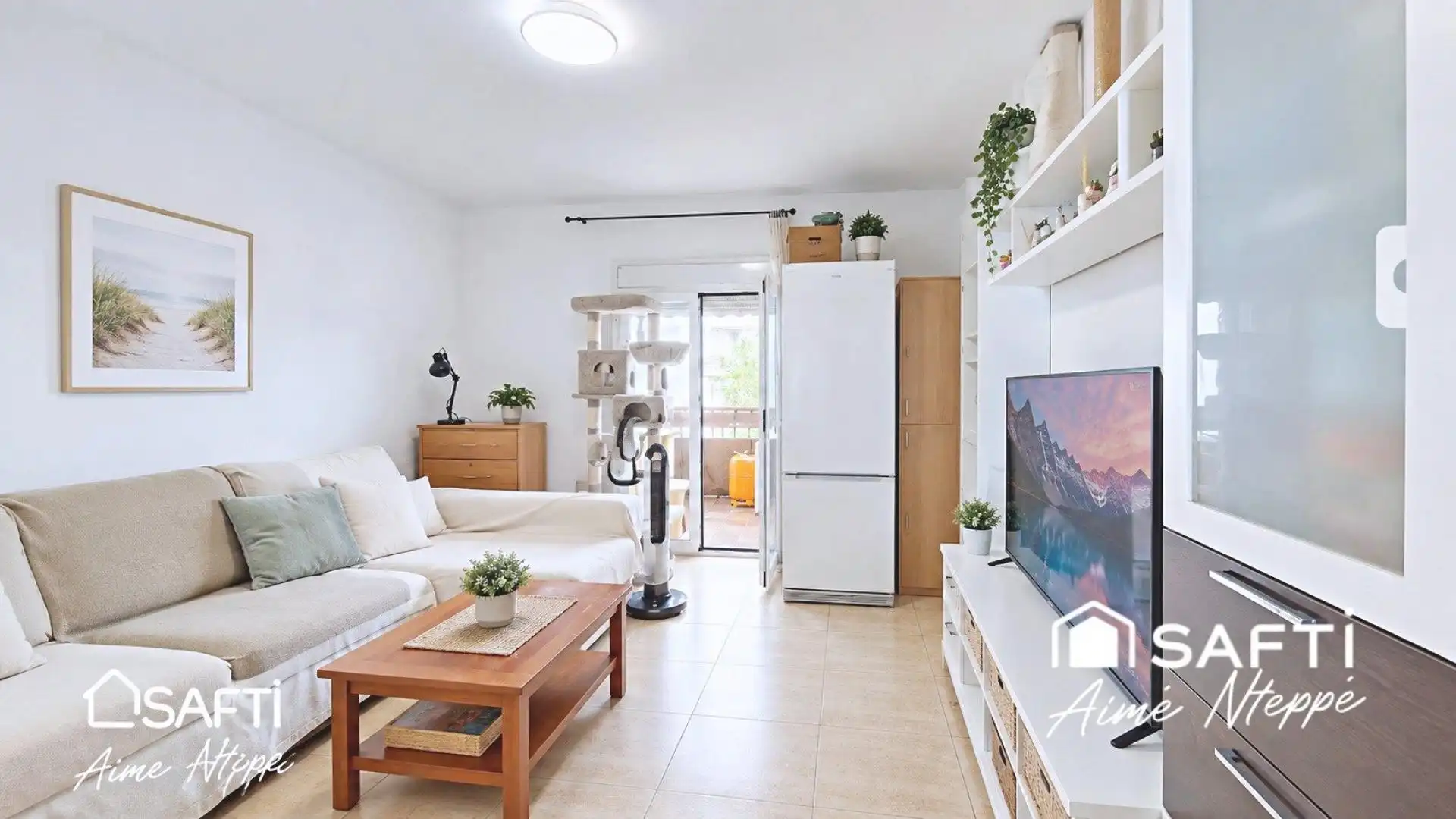 Living room of Flat for sale in Girona  with Heating, Furnished and Balcony