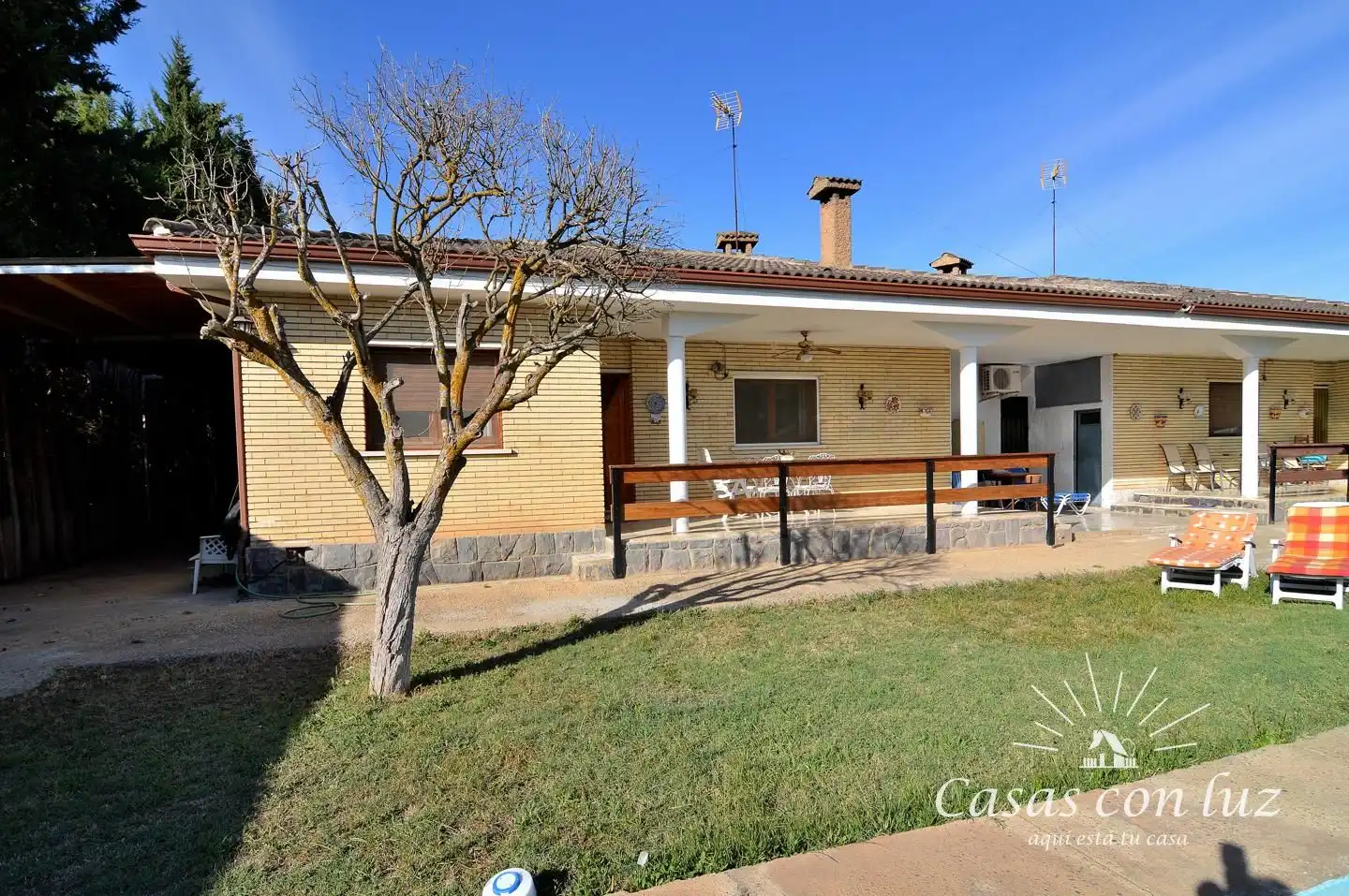 Vista exterior de Casa adosada en venda en Zaragoza amb Jardí privat, Traster i Piscina