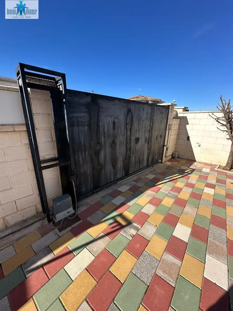 Vista exterior de Casa o xalet en venda en Albacete amb Aire condicionat, Jardí privat i Parquet