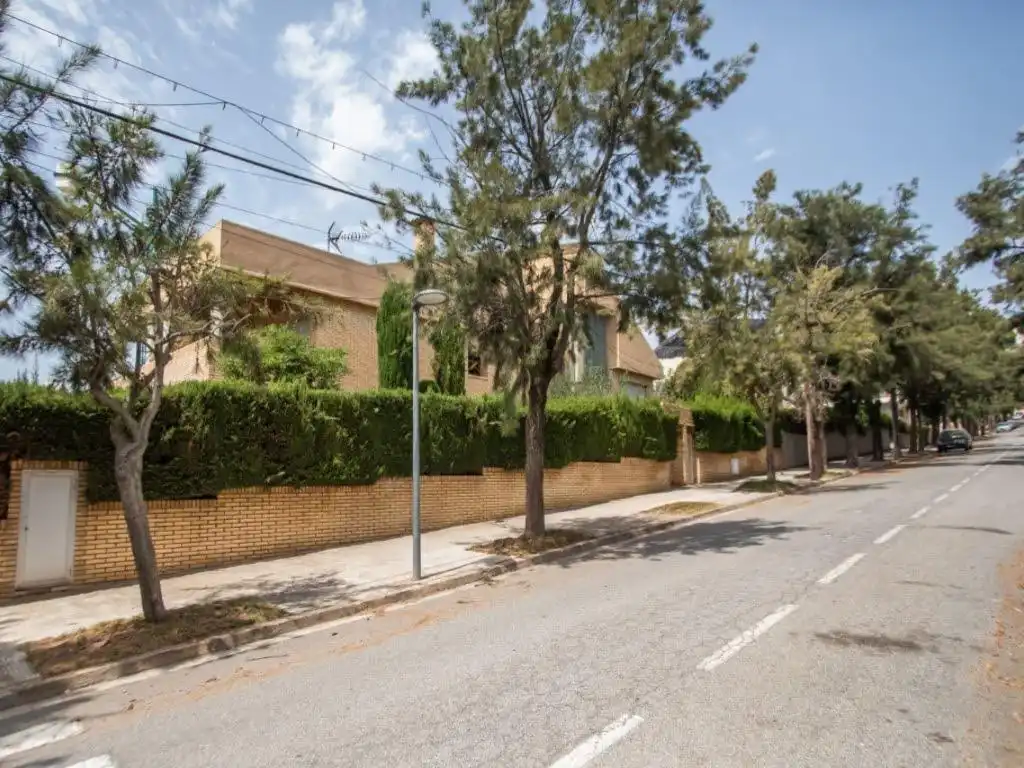 Vista exterior de Casa o chalet en venta en Esplugues de Llobregat con Aire acondicionado, Calefacción y Jardín privado