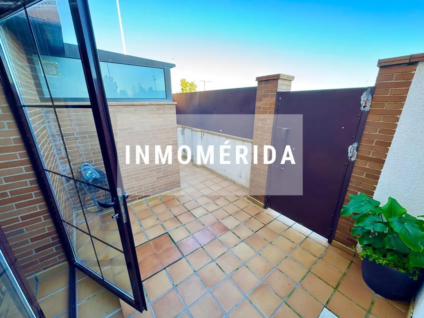 Vista exterior de Casa adosada en venta en Mérida con Aire acondicionado, Calefacción y Jardín privado