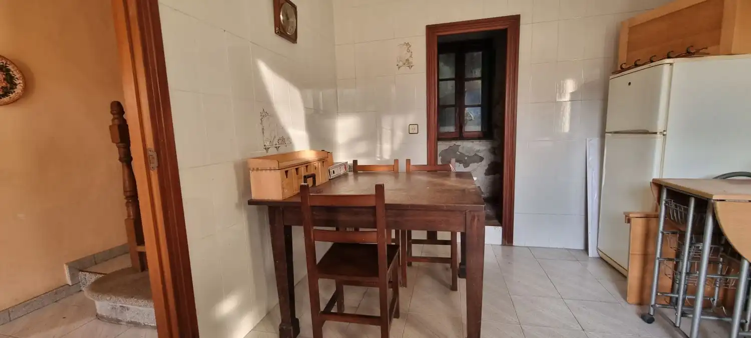 Menjador de Casa o xalet en venda en Oviedo  amb Terrassa i Balcó