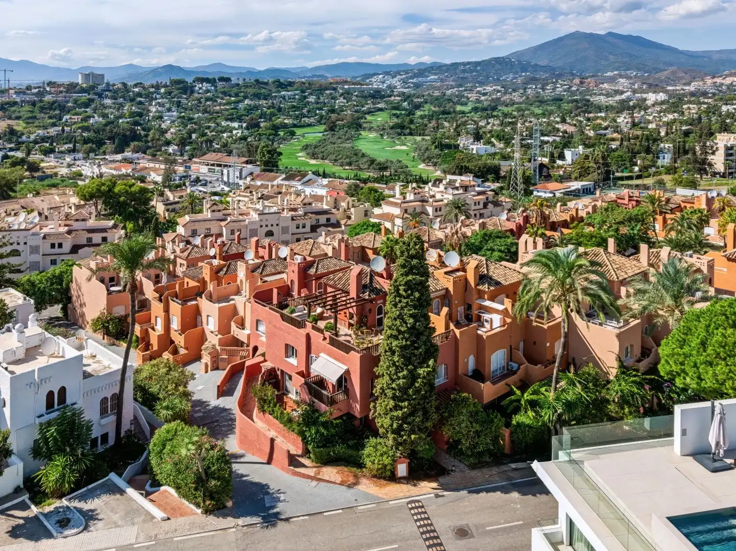 Casa con piscina en venta en Nueva Andalucía