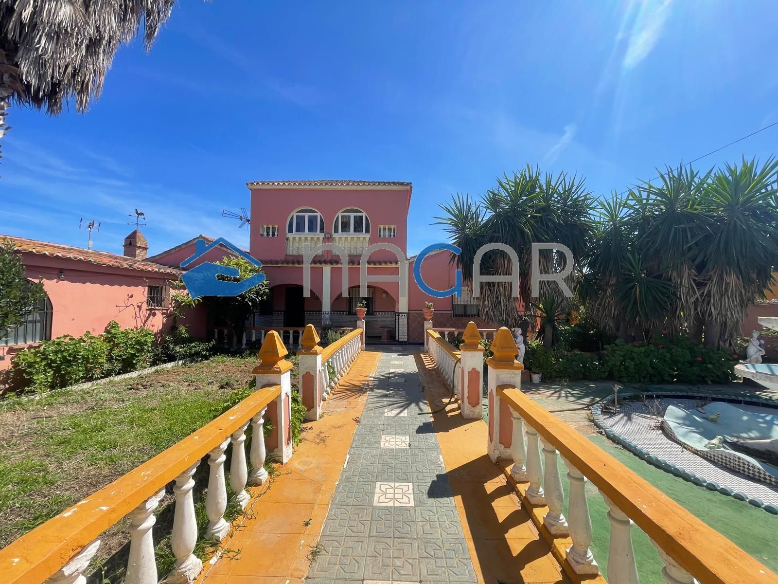 Vista exterior de Casa o chalet en venta en La Línea de la Concepción con Jardín privado, Piscina y Amueblado