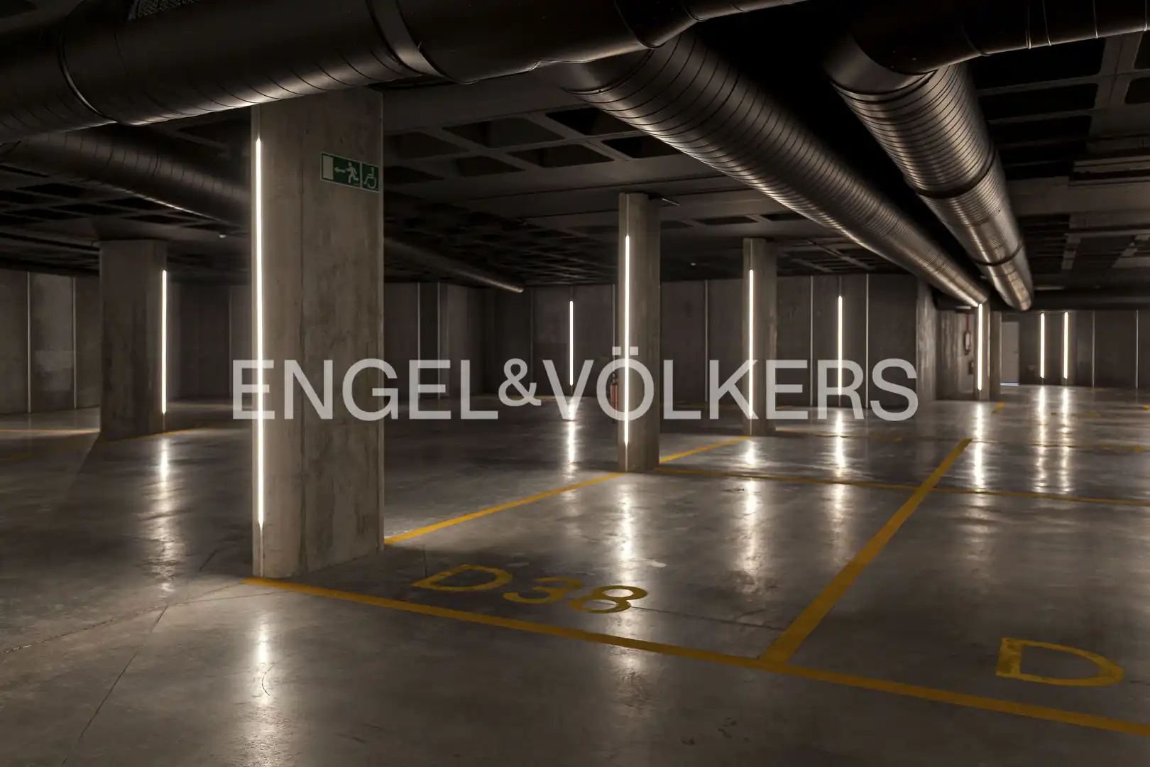 Parking de Piso en venta en Madrid con Aire acondicionado, Calefacción y Jardín privado