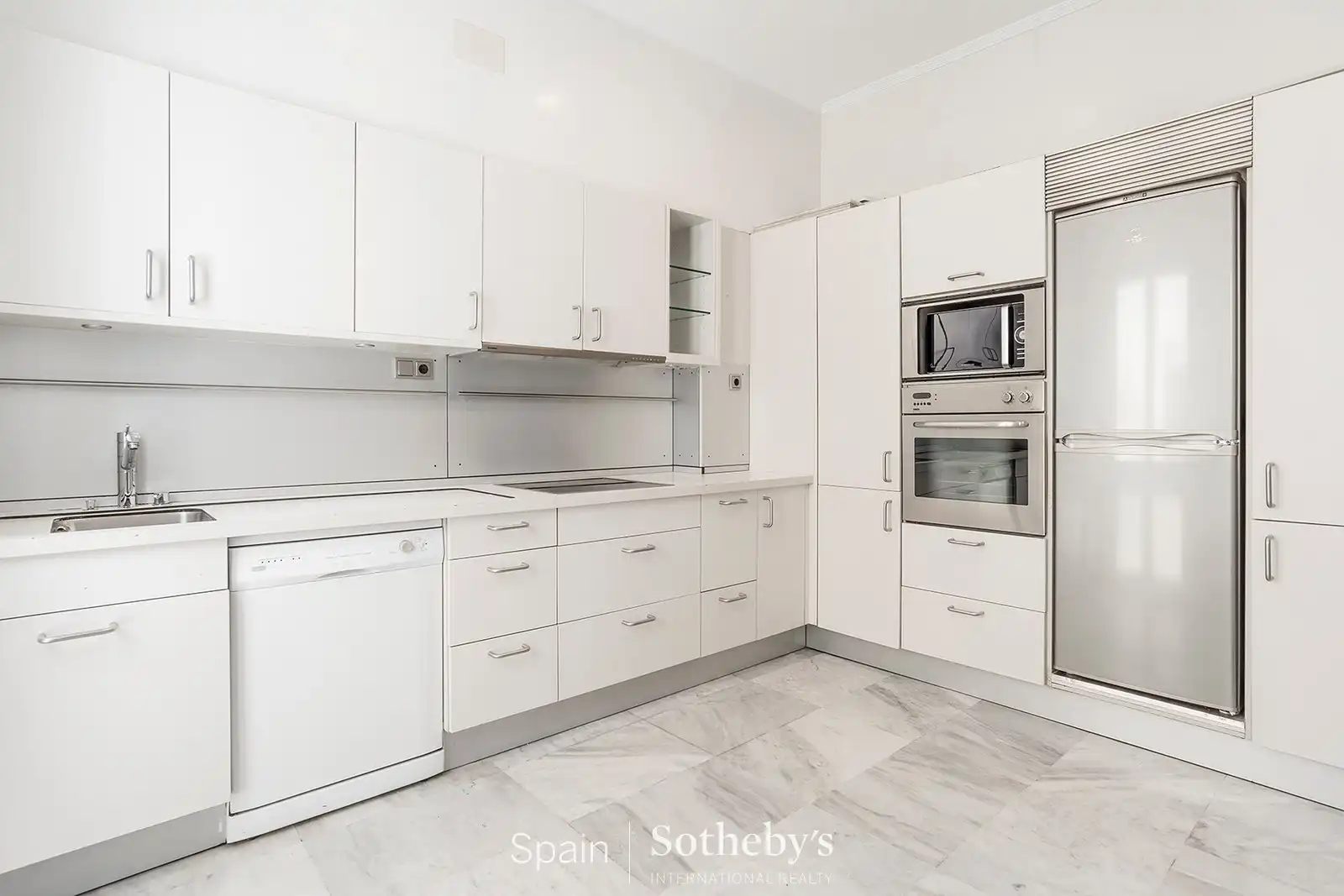 Cuina de Apartament de lloguer en Madrid amb Aire condicionat i Calefacció