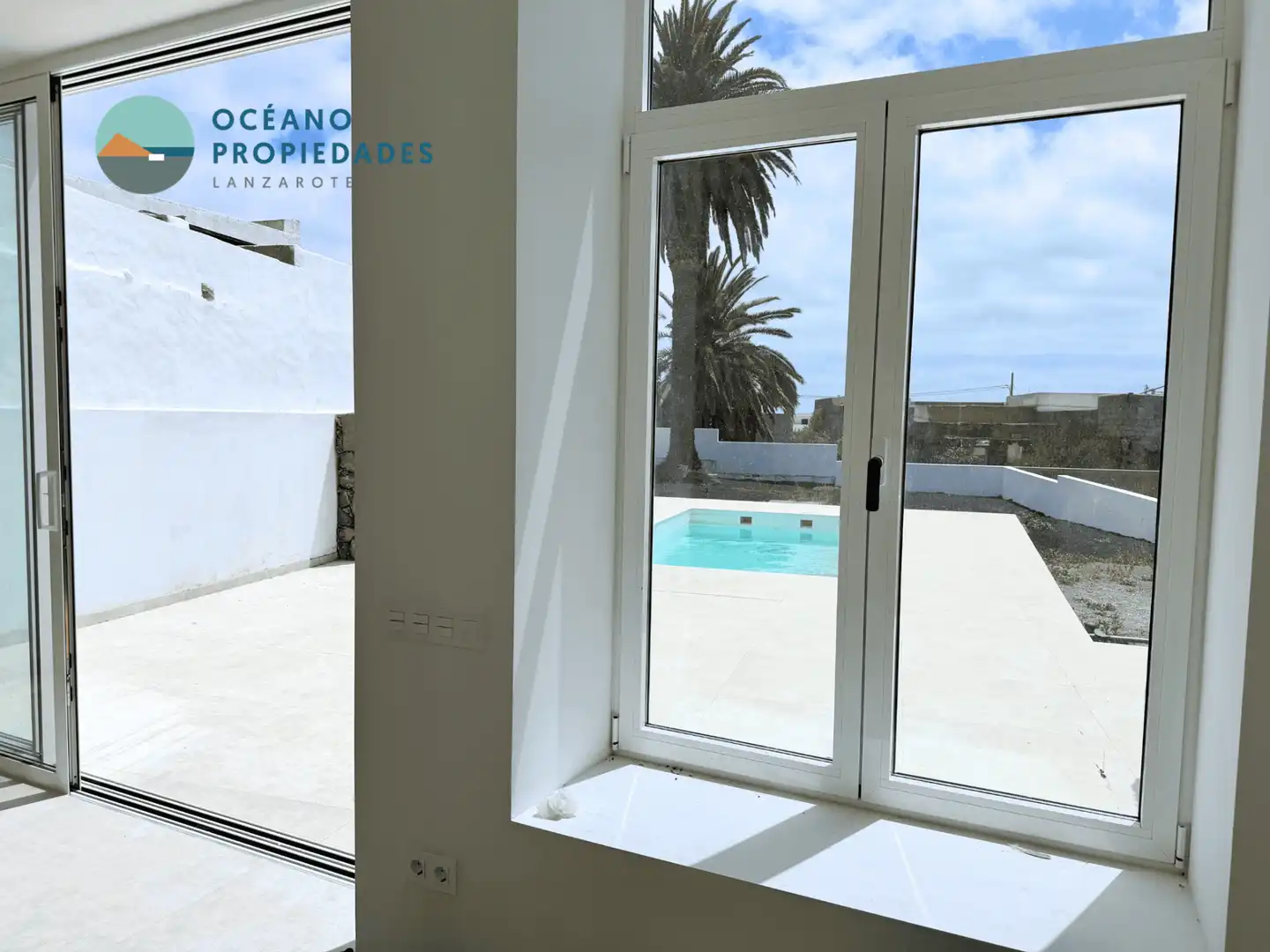 Vista exterior de Casa o xalet en venda en Haría amb Jardí privat i Piscina