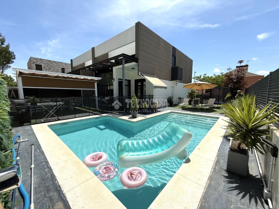 Swimming pool of Single-family semi-detached for sale in Villalbilla  with Private garden, Terrace and Swimming Pool