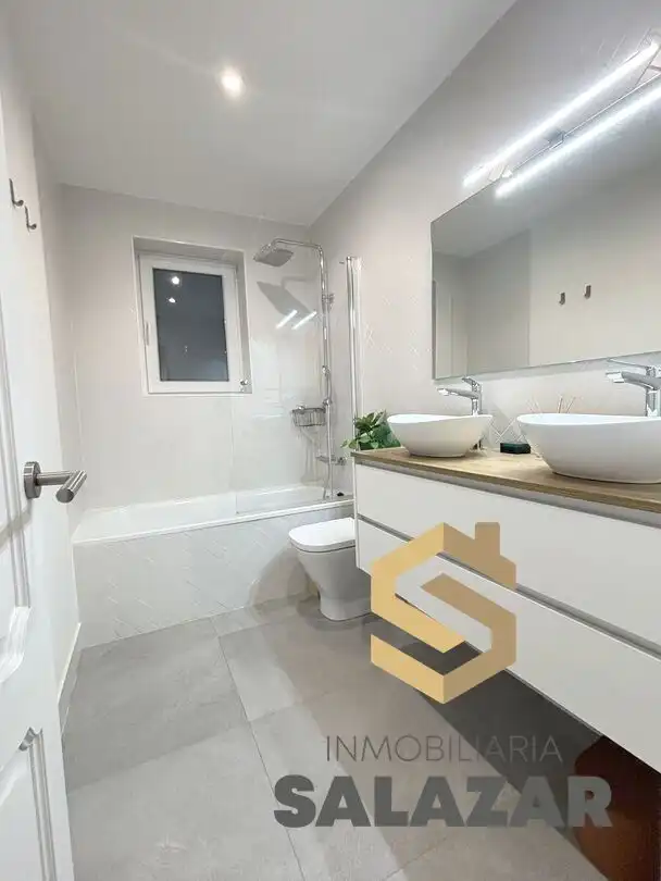 Badezimmer von Wohnung zum Verkauf in Bilbao  mit Heizung, Terrasse und Balkon