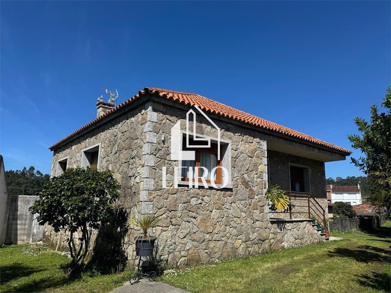 Vista exterior de Casa o xalet en venda en Vilagarcía de Arousa amb Calefacció, Jardí privat i Balcó