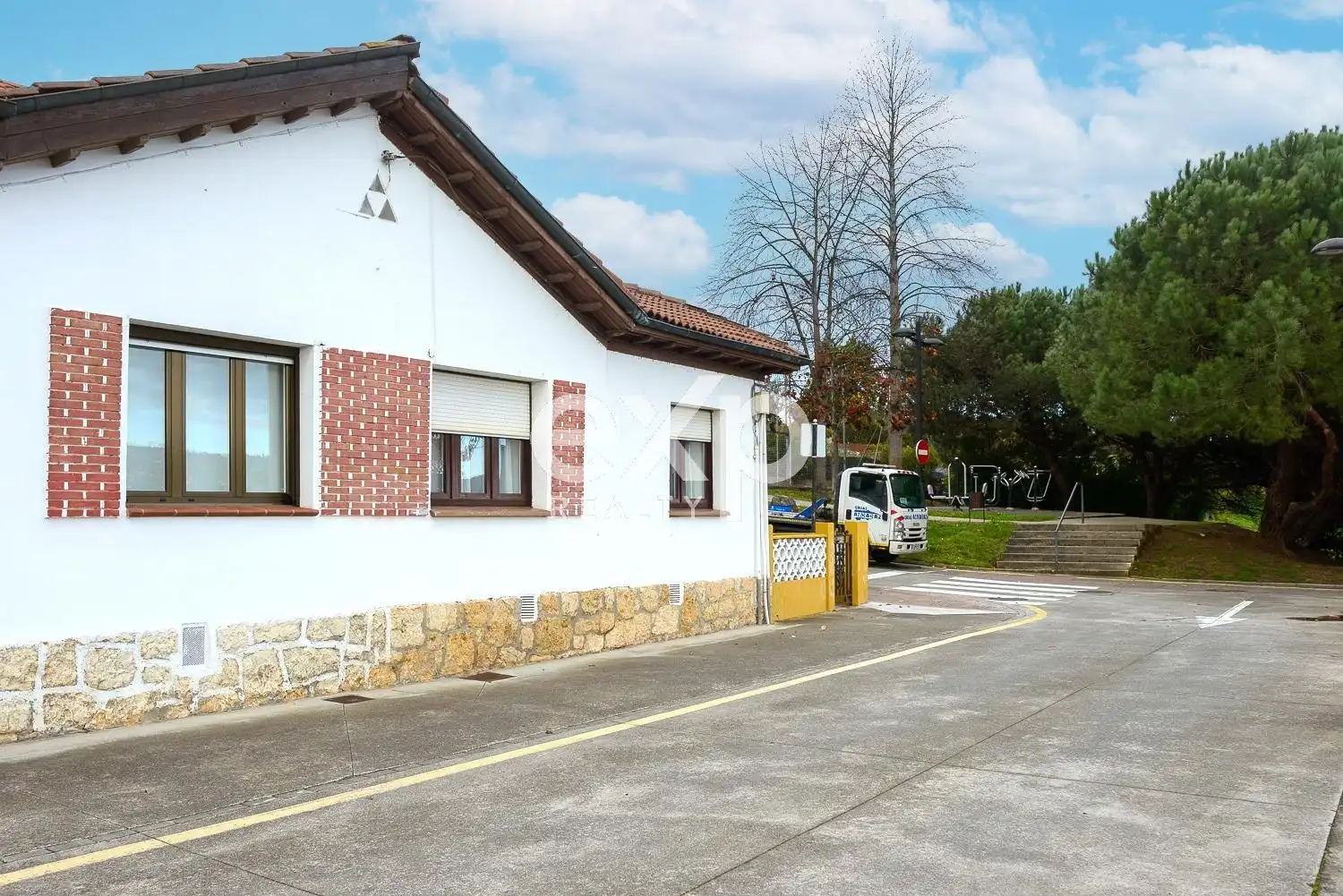 Vista exterior de Casa o xalet en venda en Oviedo  amb Calefacció, Terrassa i Traster