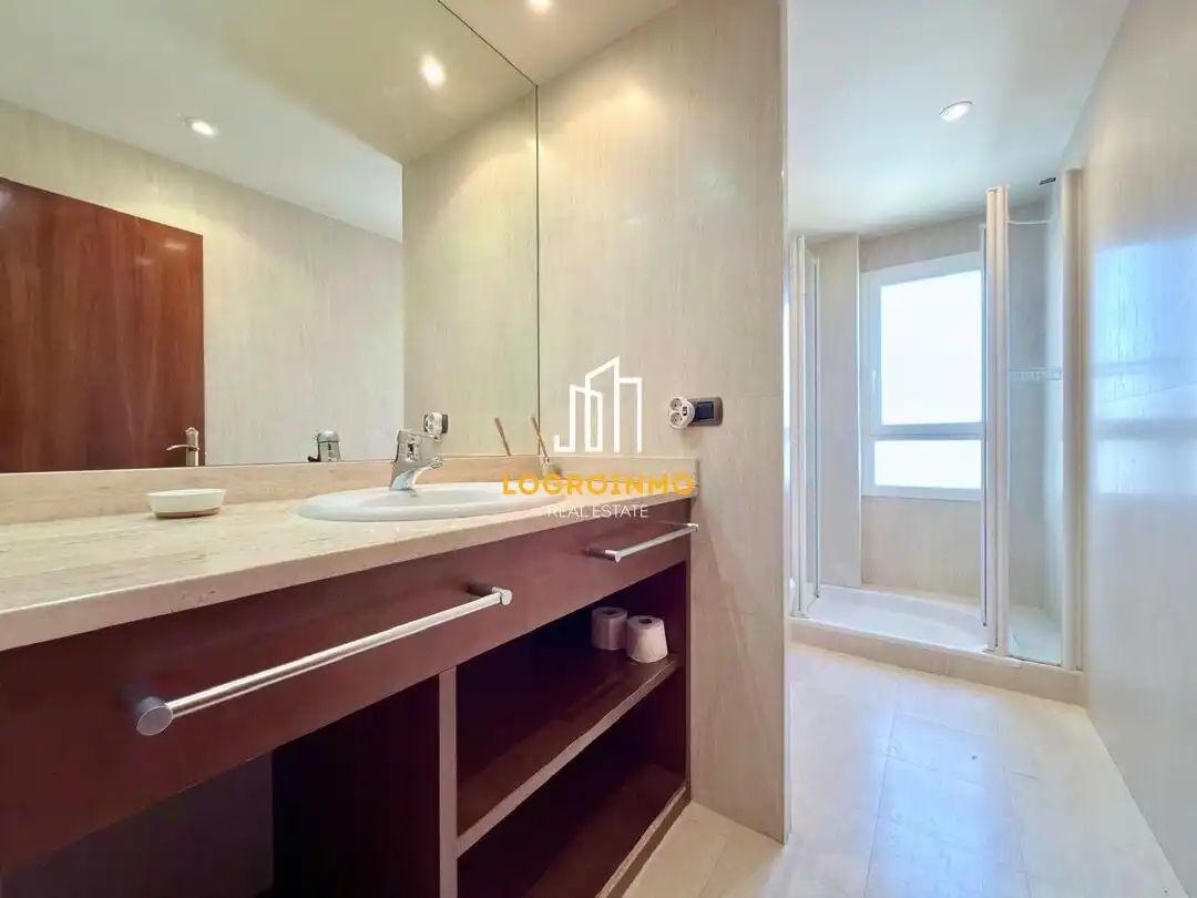 Bathroom of Flat for rent in  Logroño  with Air Conditioner, Heating and Terrace
