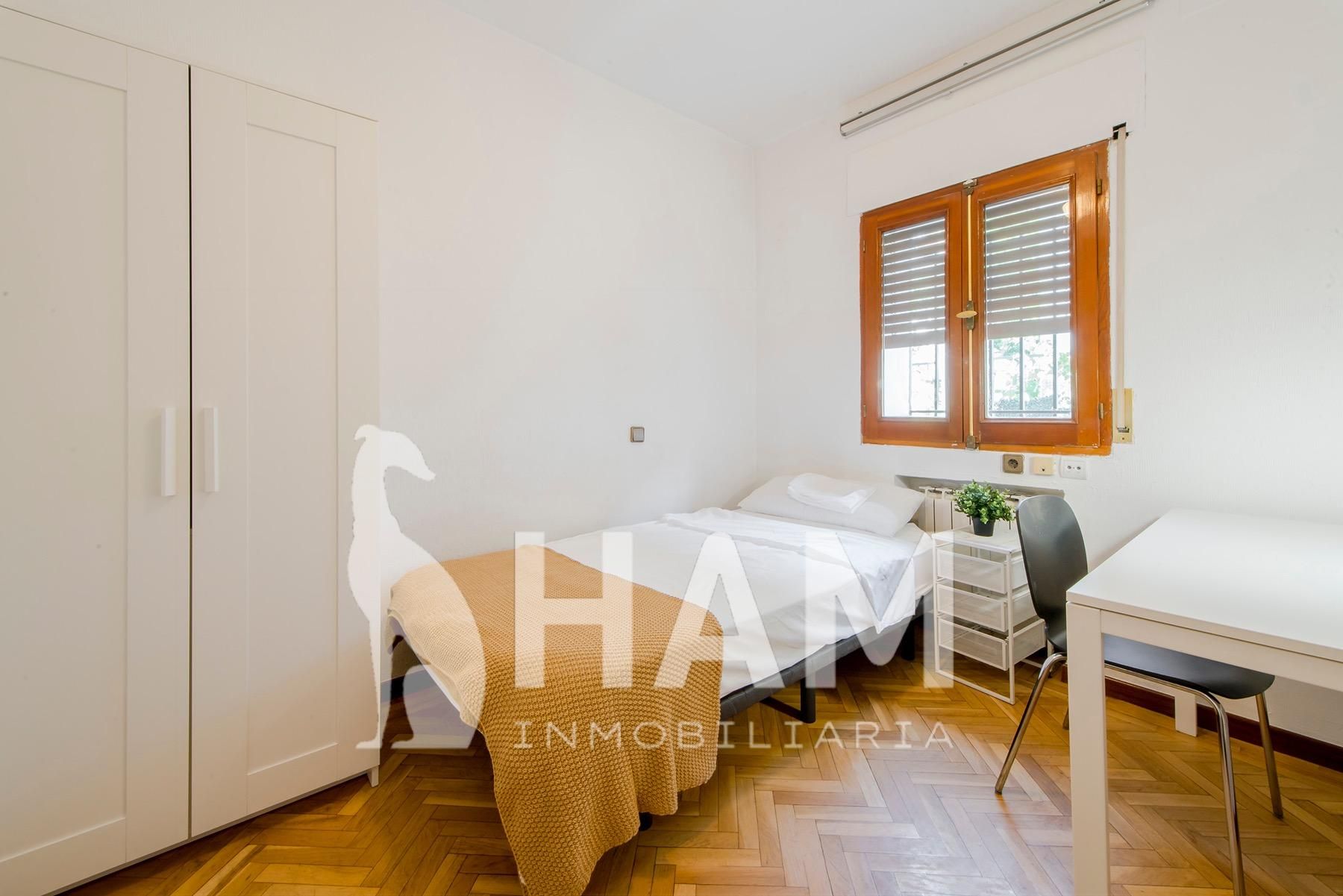 Bedroom of Flat to share in  Madrid Capital  with Air Conditioner, Heating and Balcony