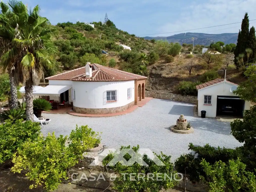 Vista exterior de Casa o xalet en venda en Canillas de Albaida amb Aire condicionat, Calefacció i Jardí privat