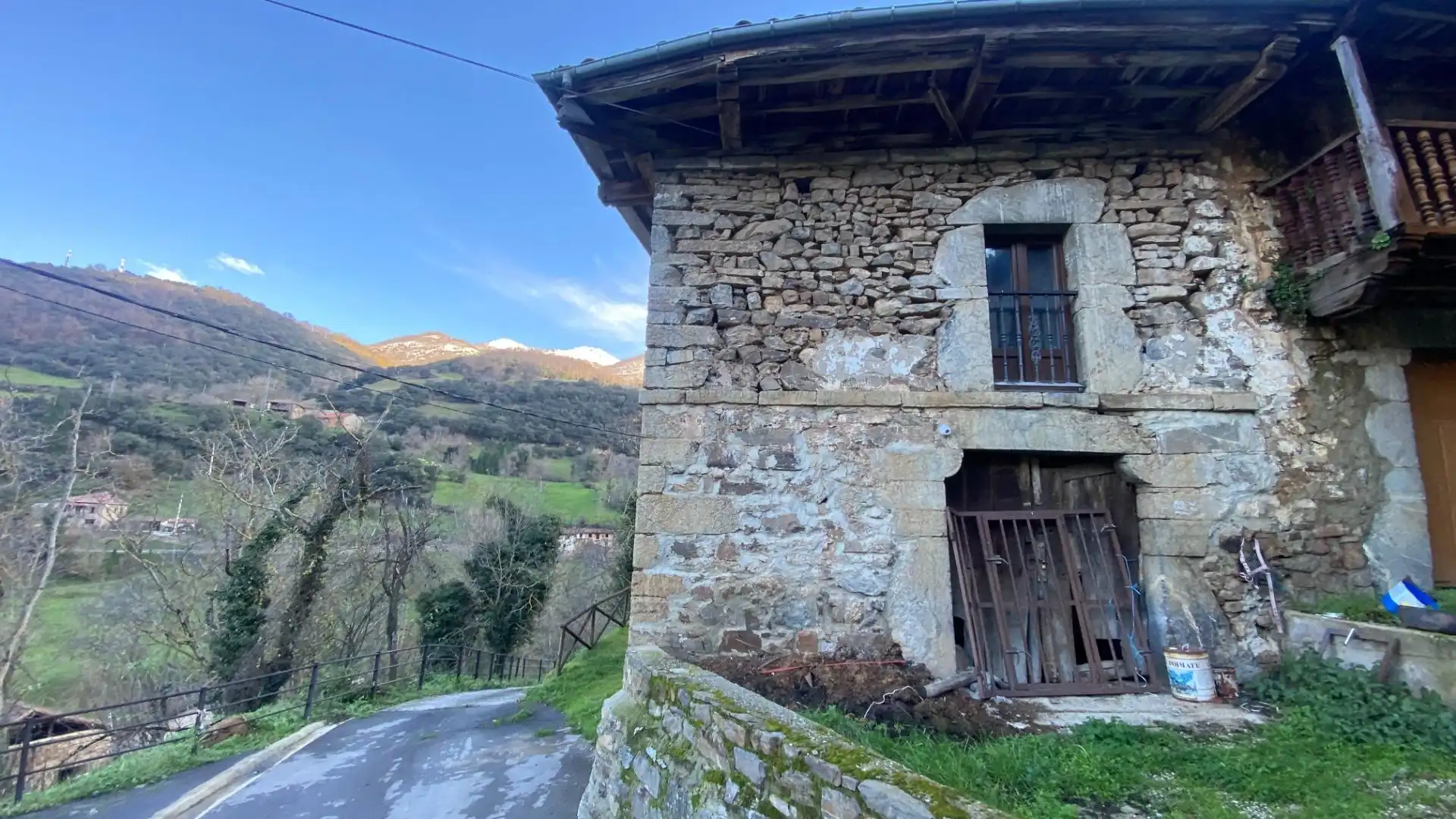 Vista exterior de Casa o xalet en venda en Pesaguero amb Jardí privat