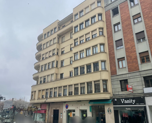 Vista exterior de Oficina de lloguer en León Capital  amb Calefacció