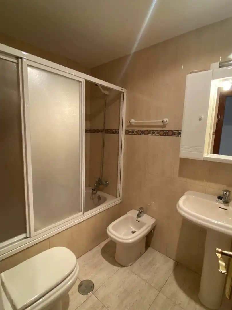 Baño de Piso de alquiler en Oviedo  con Calefacción, Parquet y Amueblado