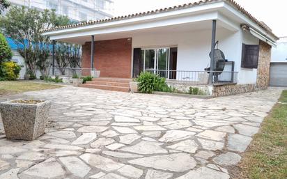Vista exterior de Casa o xalet en venda en Castelldefels amb Jardí privat, Terrassa i Forn